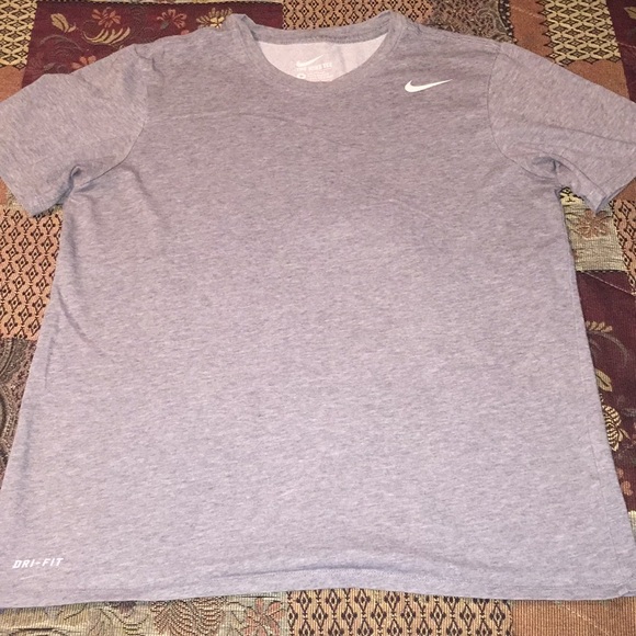 2 Nike Gray tops - Picture 3 of 8